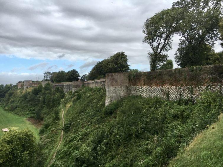Au Dela Des Remparts Villa Montreuil  Bagian luar foto